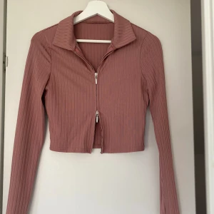 Topp - Zip topp från Shein i smutsrosa. Storlek S. Använd en gång.