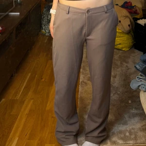 Beige kostymbyxor - Säljer ett par stilrena beige kostymbyxor. De är lågmidjade och har en rak passform. Använd fåtal gånger 💕 jättesköna!