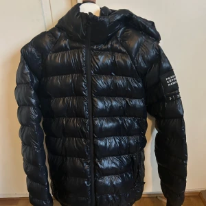 Peak performance dunjacka - Säljer nu denna då jag växt ut den. Den är i väldigt bra skick men tecken på användning. Hör av er vid frågor