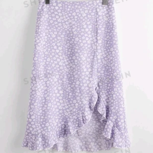 Lila kjol - Säljer en lila kjol som är köpt frpn shein, dock va det fel storlek för mig så den är bara provad. Är lite liten i storlek 