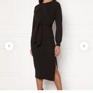 Bubbleroom klänning - Superfin klänning från bubbleroom i strl XS. Använd två ggr så ser helt ny ut! Materialet är lite tjockare vilket gör att den blir så mysig. Knytband i midjan 🫶💕