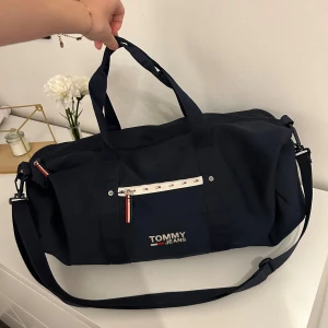 Tommy Hilfiger väska  - Marinblå Tommy Hilfiger väska, perfekt till ex gymmet. 