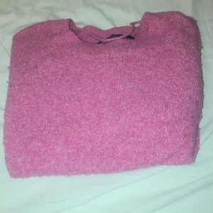 Rosa stickad tröja - Säljer denna jätte fina stickade tröjan, då den tyvär inte passade, den är i storlek s 🩷🩷 skriv privat om ni vill ha fler bilder priset går att diskutera🩷🩷