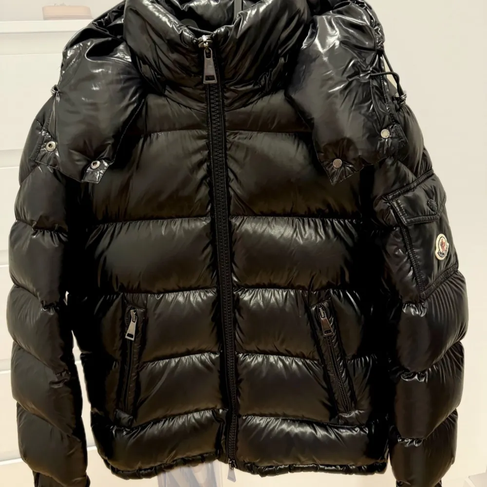 Säljer nu denna extremt feta moncler maya jacka strl 2 passar M! Den är i bra skick inte använt den ! Jag tar även byten om det är något intressant!. Jackor.