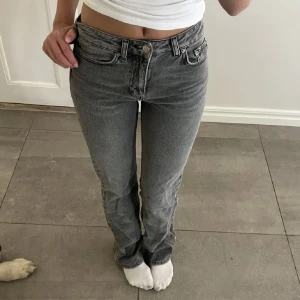 Gråa jeans - Mörkgråa jeans utan defekter. Jätte snygga perfekt till hösten, skriv om du har frågor💕