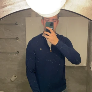 Morris zipp  - Hej, säljer min mörkblå Morris zipp inte använt så mke. Storlek XL