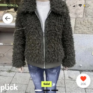 Jätte snygg jacka - Säljer denna slutsålda jackan som är högre snygg!!💓 Säljer då jag behöver pengar💓Inte använd så mycket!! (Skriv om fler frågor) storlek s men skulle säga att de passar xs-m