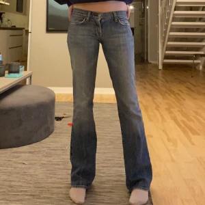 Lågmidjade utsvängda jeans  - Super fina och i mycket bra skick från märket 7 for all mankind 