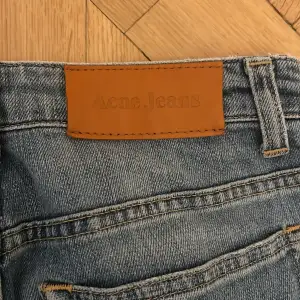 Nästan helt nya Acne jeans i skick 9/10 (10/10 om man tvättar de.) W26 L30. Passar någon som är ungefär 165. Ny pris runt 1000-1500 mitt pris 300.