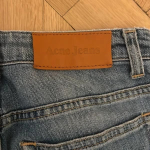 Acne jeans - Nästan helt nya Acne jeans i skick 9/10 (10/10 om man tvättar de.) W26 L30. Passar någon som är ungefär 165. Ny pris runt 1000-1500 mitt pris 300.