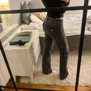 Jeans  - Supersnygga gråa jeans med fickor bak💗