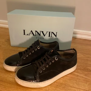 Lanvin skor  - Säljer mina Lanvin skor. Skorna är köpte på NK för: 4299. Kvitto finns (allt og finns) Skick: 7/10  Skriv om ni har frågor! 