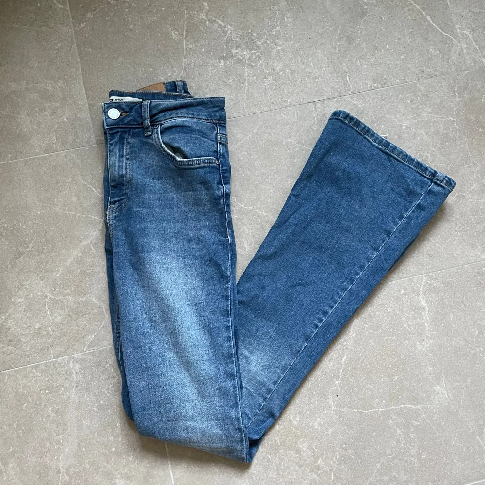 Bootcut jeans medelhög midja bra längd på mig som är 170cm. Obs se sista bilden lite slitna baktill inget som jag tycker syns när man har på sig dem, annars i fint skick!💕. Jeans & Byxor.