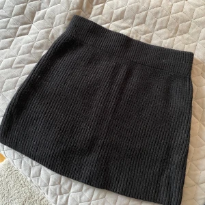 Stickad kjol  - Svart stickad kjol från zara, fint skick 🖤