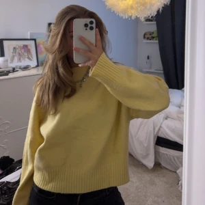 Stickad tröja  - Jätte fin och skön stickad tröja från Zara. Pris kan diskuteras 