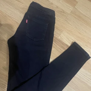 Levis byxor  - Levis byxor i storlek 158. 