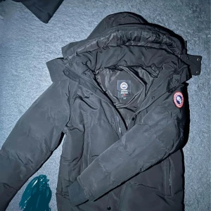 Canada Goose Wyndham Parka - Tjena! Säljer en fet goose jacka som jag bara använt en halv vinter, säljer den eftersom vill testa nåt nytt då jag har haft flera goose jackor! Jag tar gärna emot byten (vinterjacka och arigatos gärna). Storlek S men Passar M. Tar emot en skön jacka kan sänka priset för en snabb affär!