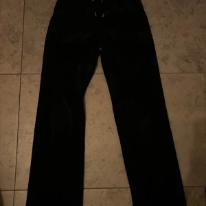 Juicy couture  - Juicy couture byxor storlek xs. Väldigt bra skick använda få tal gånger. Skriv för fler bilder. Säljs för 650