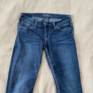 Lågmidjade jeans  - True religion liknande jeans som tyvärr inte passar Midjemått: 36cm  innerbenslängd: 79cm
