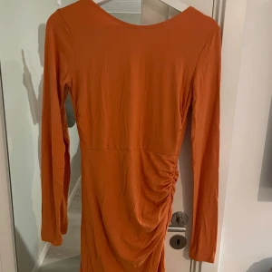 Klänning  - Hej! Säljer mina klänning då den är nyköpt men även oanvänd och kommer inte till användning! Köparen står för frakten!