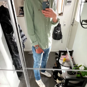 Raulph lauren skjorta - Säljer denna as feta skjortan från raulph lauren, riktigt bra skick och till ett bra pris. Öppen med frågor mm! Ljusgrön/ teal, ish.