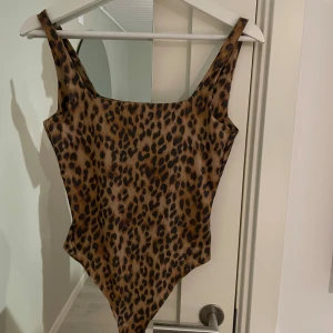 Leopard body - Hej! Säljer min leopard body då den är ny och oanvänd!  Köparen står för frakten!
