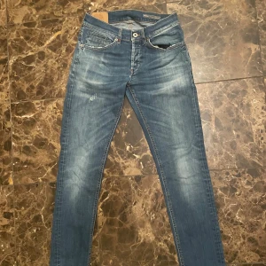 Blåa Dondup Jeans Stl. 31 - Ett par riktigt stilrena, blåa dondup jeans. Storleken är 31 och modellen är george.   Säljer dem eftersom jag vuxit ur dem. Skick 8/10, använt de i upp mot ett år, men inga defekter.   Pris ej hugget i sten.