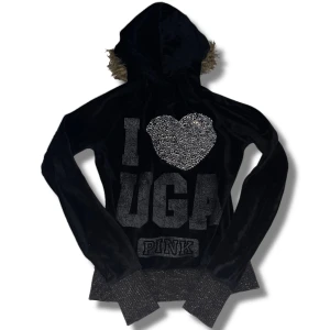 Victoria’s secret PINK jacka - En jättefin victoria’s secret PINK jacka som inte kommer till användning längre. Inga defekter förutom att några få stenar fallit av på baksidan av jackan och att texten slitits i tvätten. Skriv om du har några funderingar!