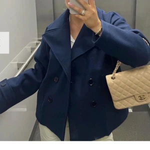 Design by si kappa  - Intressekoll på denna kappa från design by si i den blåa färgen! Använd men i fint skick, lite nopprig dock. Kan även tänka mig att byta mot en annan kappa om nån har någon annan färg eller märke! 