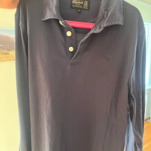 morris skjorta storlek S - En blå morris skjorta/tröja i storlek S med bra skick. säljer denna därför att storleken på den håller inte på mig. Hör gärna av er om ni har några frågor eller funderingar 🌟🌟