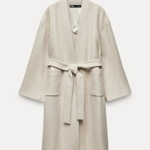 Zara kappa i ull  - Beige lång kappa med ull från zaras ”manteco zw” kollektion. Köpt i vintras, fortfarande i nyskick. 