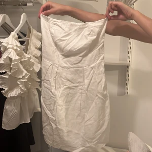 Vit axelbandslös klänning från Vila - superfin vit axelbandslös klänning från Vila i storlek XS. så perfekt!! 