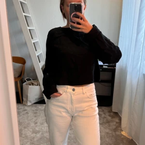 Croppad blus i linne - En croppad linneblus som slutar precis vid naveln. Köpt vintage på Bali och är sjukt snygg! En knapp saknas på armen (se bild)🩷