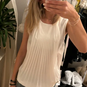 Super fint vitt blus-linne - Ett super fint linne med blus-  material. Fint skick, inga defekter, köp gärn vi köp nu, men skriv till mig först, skriv även om du har några frågor❤️