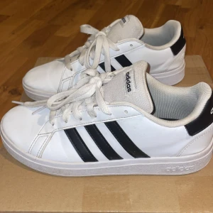 Adidas klassiska skor - Skitsnygga adidas vita skor som passar till allt! Köpt för kring 900 kr men passar inte min syrra längre då hon bad mig sälja de.