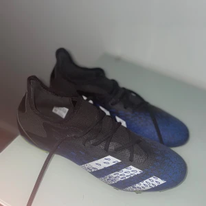 Att par fotbollsskor som är knappt använda och bara samlar damm  - Ett par adidas perdetors som inte används längre och har knappt använts.  PRISER KAN FÖRHANDLAS!!