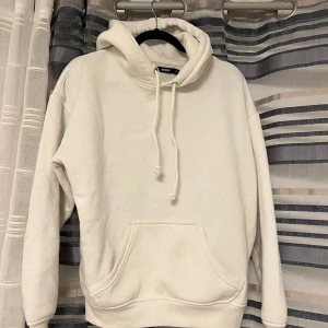 Vit hoodie - Vit hoodie från Bilbok, storlek XS Bra skick, fin och populär modell.