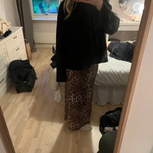 Leopard kjol  - Lång kjol i leopard mönster, aldrig använd 