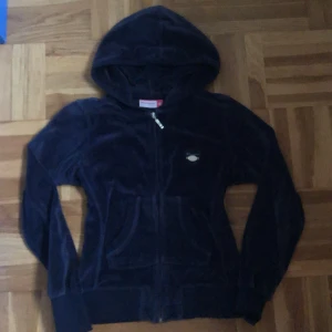 SUPER FIN Villor kofta från champion  - Storlek S tror inte att det finns fläckar.  Skriv till mig om ni undrar något, svara så snabbt som möjligt kan skicka gärna fler bilder om du vill ha💕💕plus fint skick 