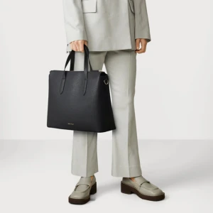 DATORVÄSKA!!😍😍 -  Jättefin och praktisk datorväska som är perfekt till skolan och till jobbet. Jätte modern och passar till alla outfits med fina guld detaljer. 😍😍