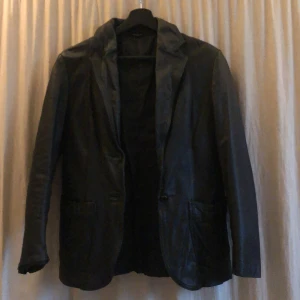 Janbell läderjacka - Janbell läderjacka i bra skicka. Svart och i storlek 42, passar S och M. En knapp saknasSkriv gärna för fler bilder och funderingar.
