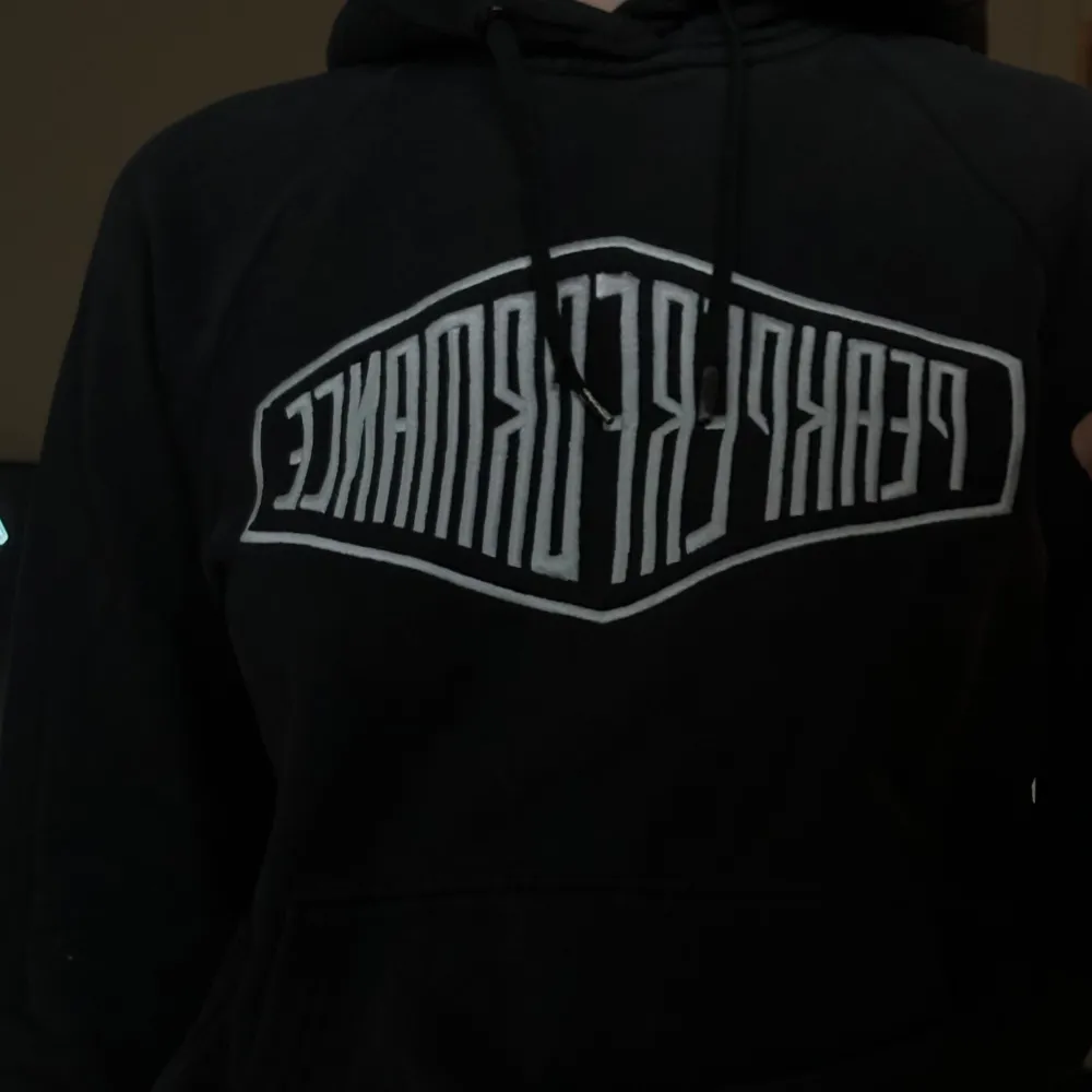 Använd gott skick Se skada på andra bilden. Hoodies.