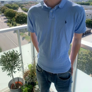 Ralph Lauren Piké - Väldigt fin Ralph Lauren Piké. Den är i ljusblå färg och sitter som en L. Modellen är 183 lång. Priset är inte hugget i 🪨. Skicka gärna frågor!