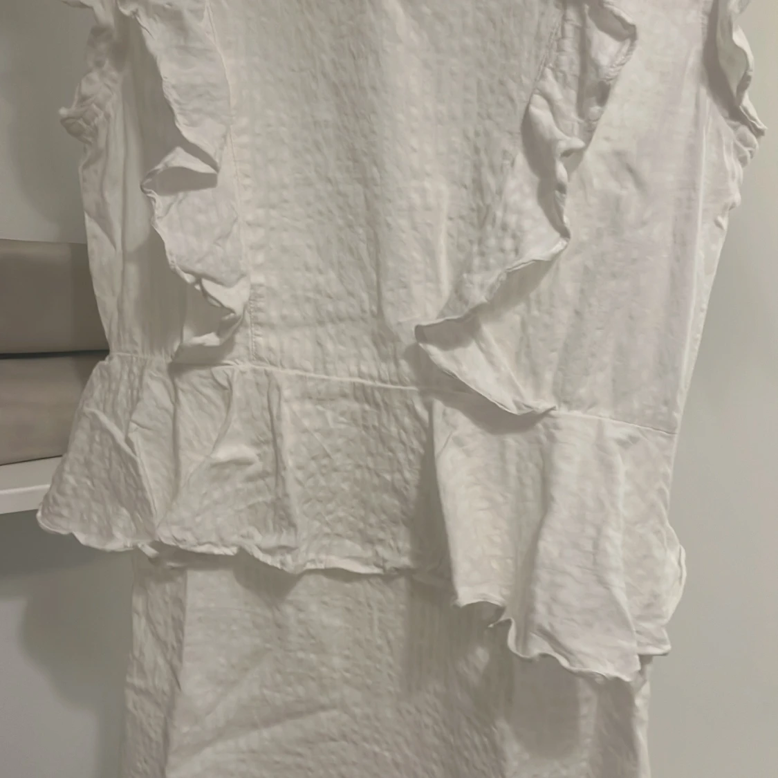 Vit klänning med volanger från Célia Sun - 93