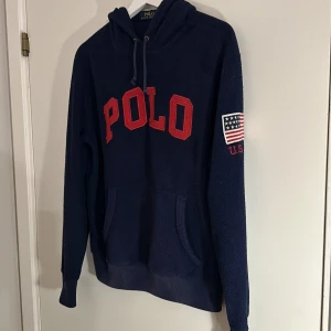 Raulph Lauren Hoodie - Säljer nu denna sällsynta raffe hoodie som har använts fåtal gånger och är i toppen skick, 10/10. Storlek S och priset är inte hugget i sten så kom med bud!