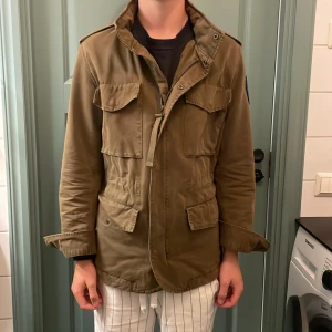 Field jacket Zadig & Voltaire  - Snygg field jacka från Zadig & Voltaire, perfekt för hösten. Jag är 180 cm och väger 67kg. Bra skick nypris ca 5000kr. Tags kommer med. 