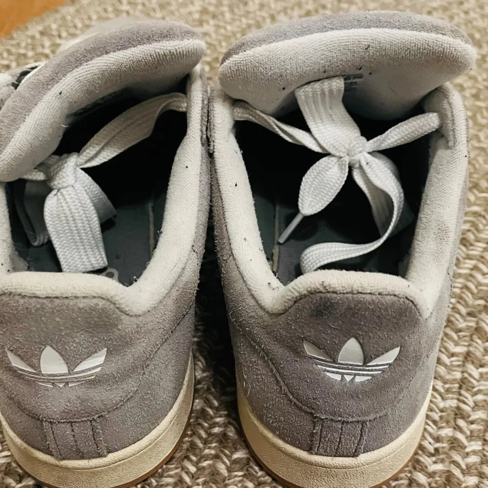 Säljer ett par fräscha Adidas Sneakers, modell Campus 00’s.  Nypris 1300kr. Inköpta maj 2024.  Fint skick!. Skor.