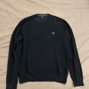 Mörkblå Gant crewneck i size M, riktigt bra skick (8/10), använd ett par gånger  På sista bilden så har jag på mig tröjan men har annars storlek S så den sitter lite plötsligare på mig bara så att ni vet  Skriv om du har några frågor🙌🏻