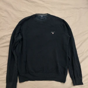 Gant crewneck, M - Mörkblå Gant crewneck i size M, riktigt bra skick (8/10), använd ett par gånger  På sista bilden så har jag på mig tröjan men har annars storlek S så den sitter lite plötsligare på mig bara så att ni vet  Skriv om du har några frågor🙌🏻