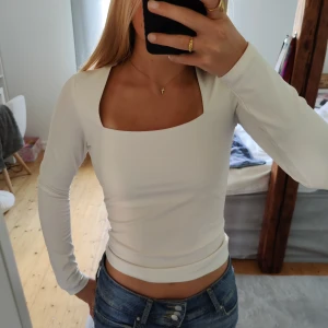 Långärmad topp - Långärmad topp från H&M💕 Har en gräsfläck på ena armbågen, men den är väldigt liten💕skriv gärna om man har frågor